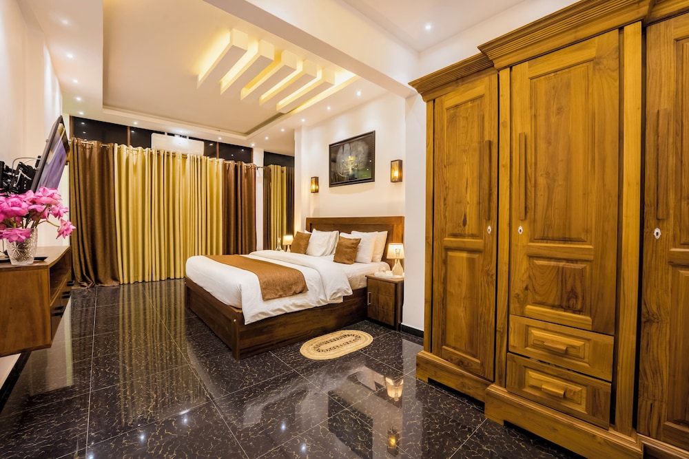 Deluxe Suite, 1 King Bed, Balcony