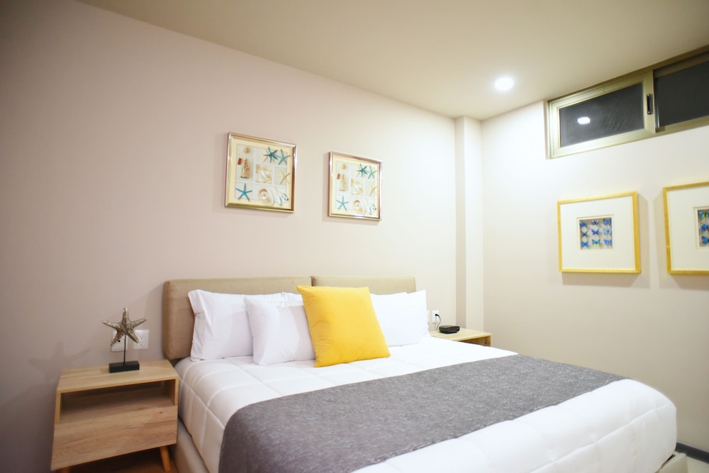 Standard Suite, 1 King Bed, Non Smoking photo 1
