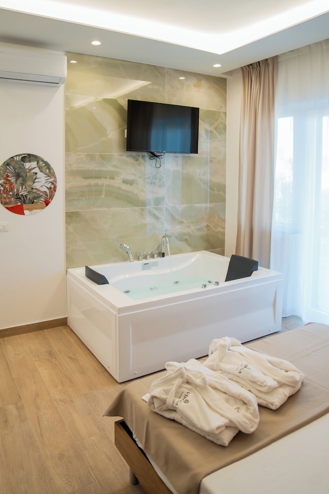 Luxury Suite, Garden View