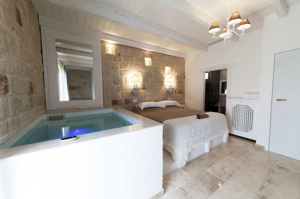 Deluxe Double Room, 1 King Bed, Sea View photo 2