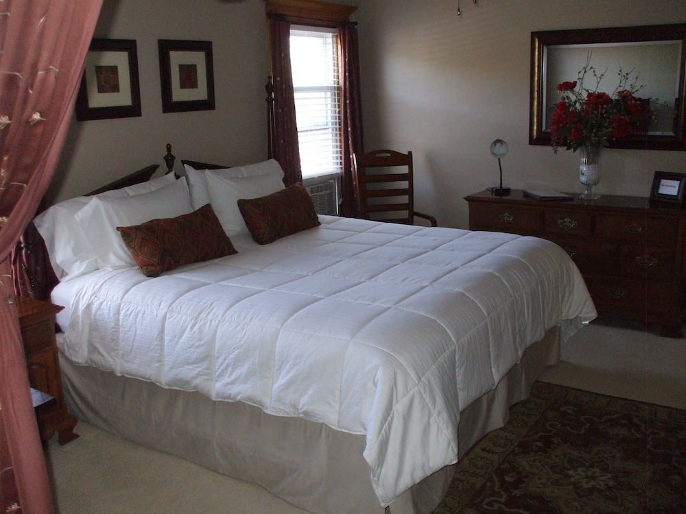 Premier Room, 1 King Bed photo 3