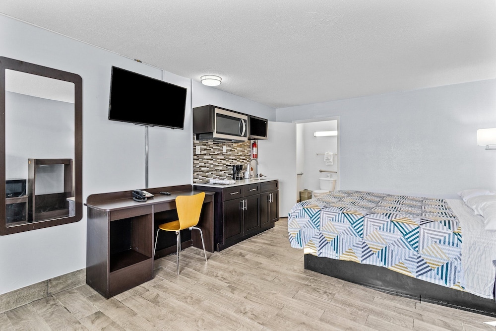 Standard Room, 1 King Bed, Non Smoking - Photo 3
