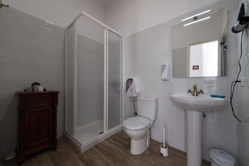 Exclusive Double Room, Private Bathroom, City View (External Bath) photo 2