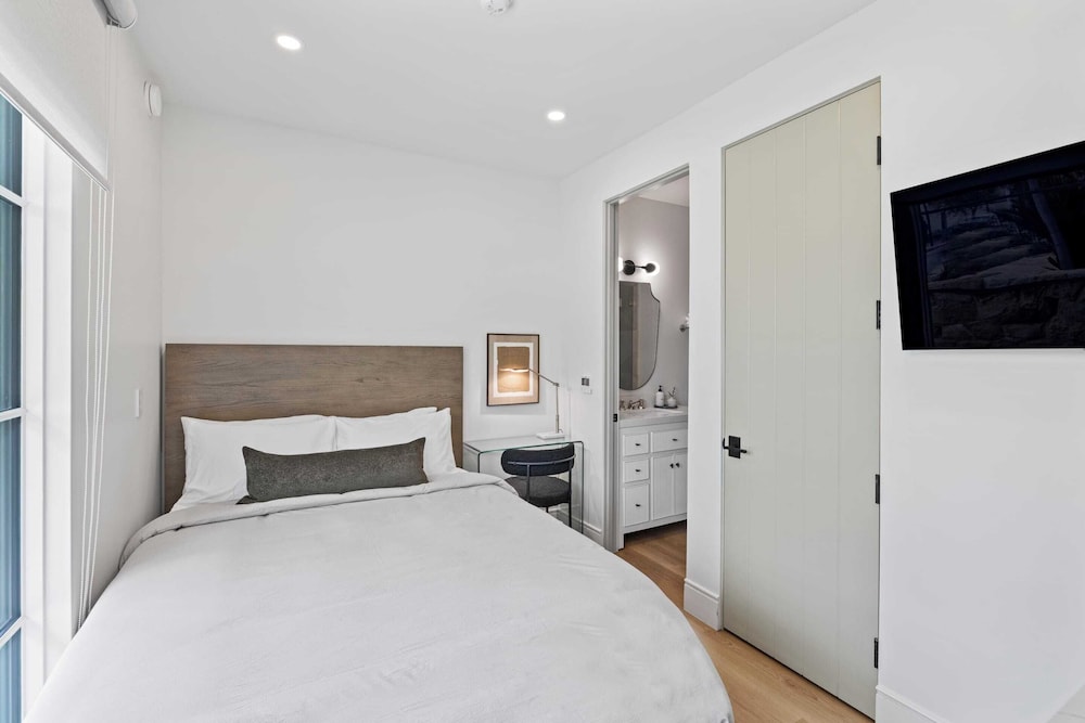 Premium Studio, 1 Queen Bed, Kitchenette photo 2