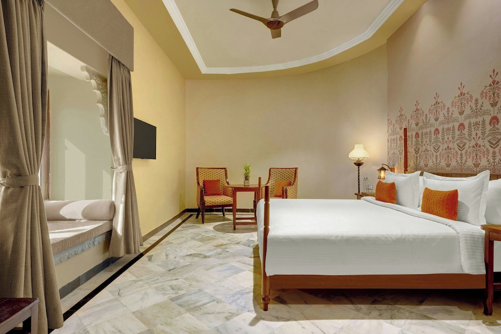 Classic Room, 1 King Bed, Mountain View photo 2