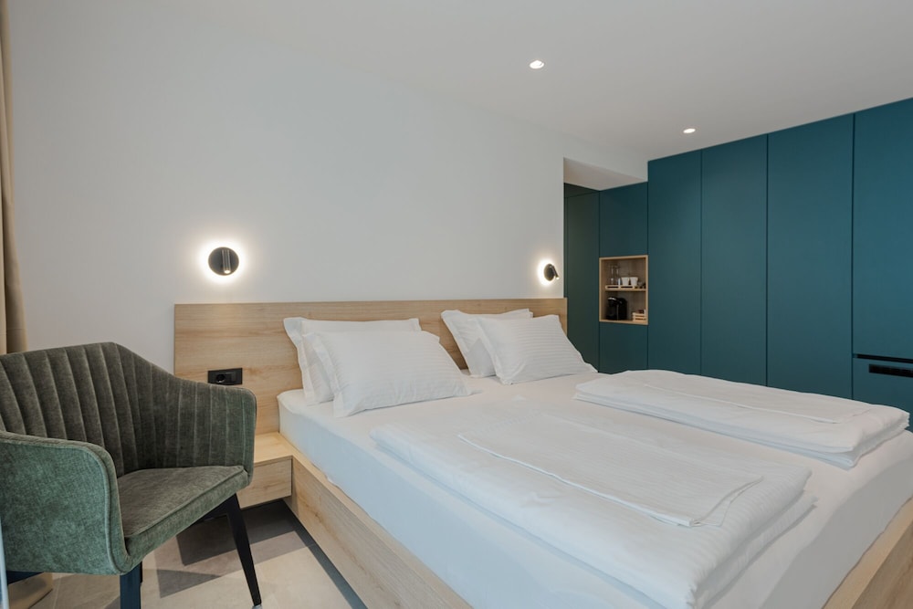 Deluxe Room, 1 King Bed photo 3