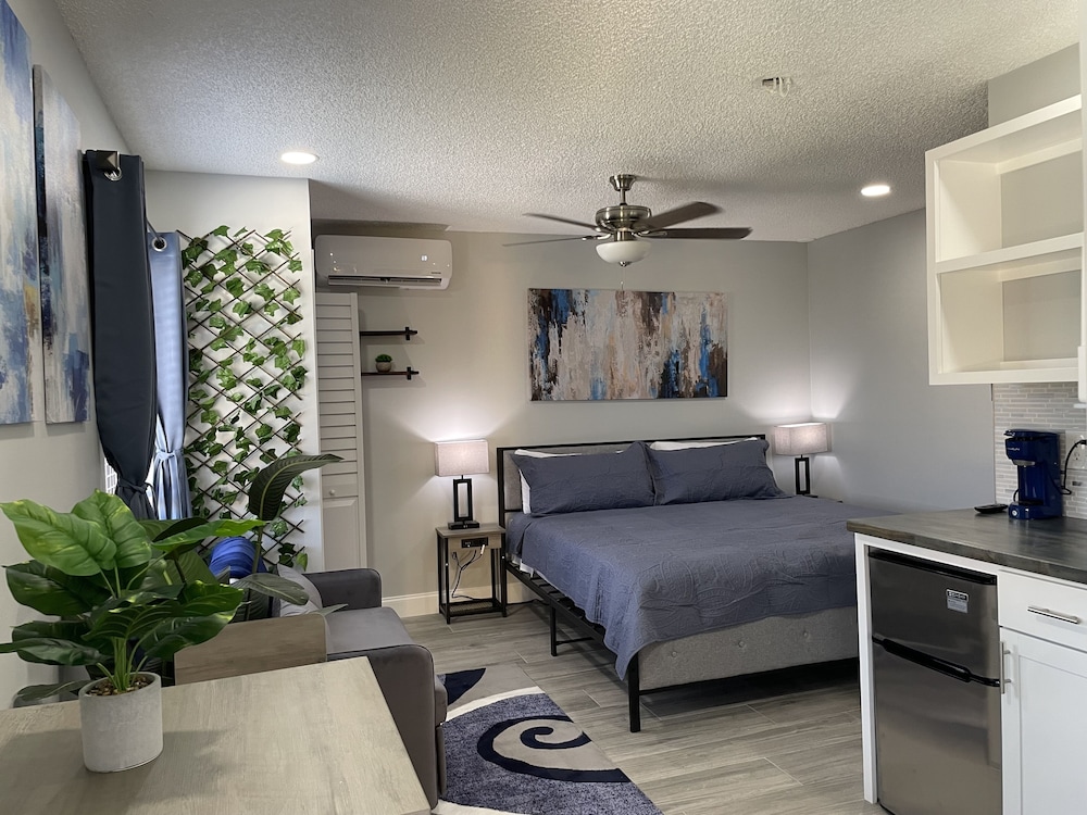 Premier Single Room, 1 King Bed with Sofa bed, Pool View photo 1