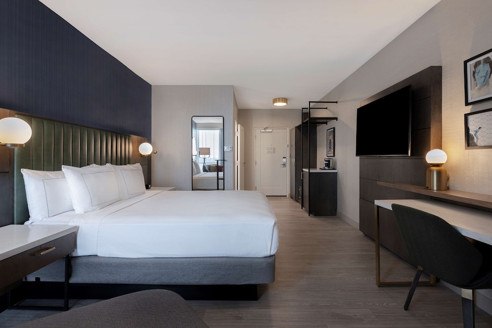 Suite, 1 King Bed - Photo 2