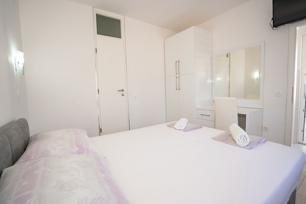 Classic Apartment, 1 Double Bed and 2 Twin Sofa Beds