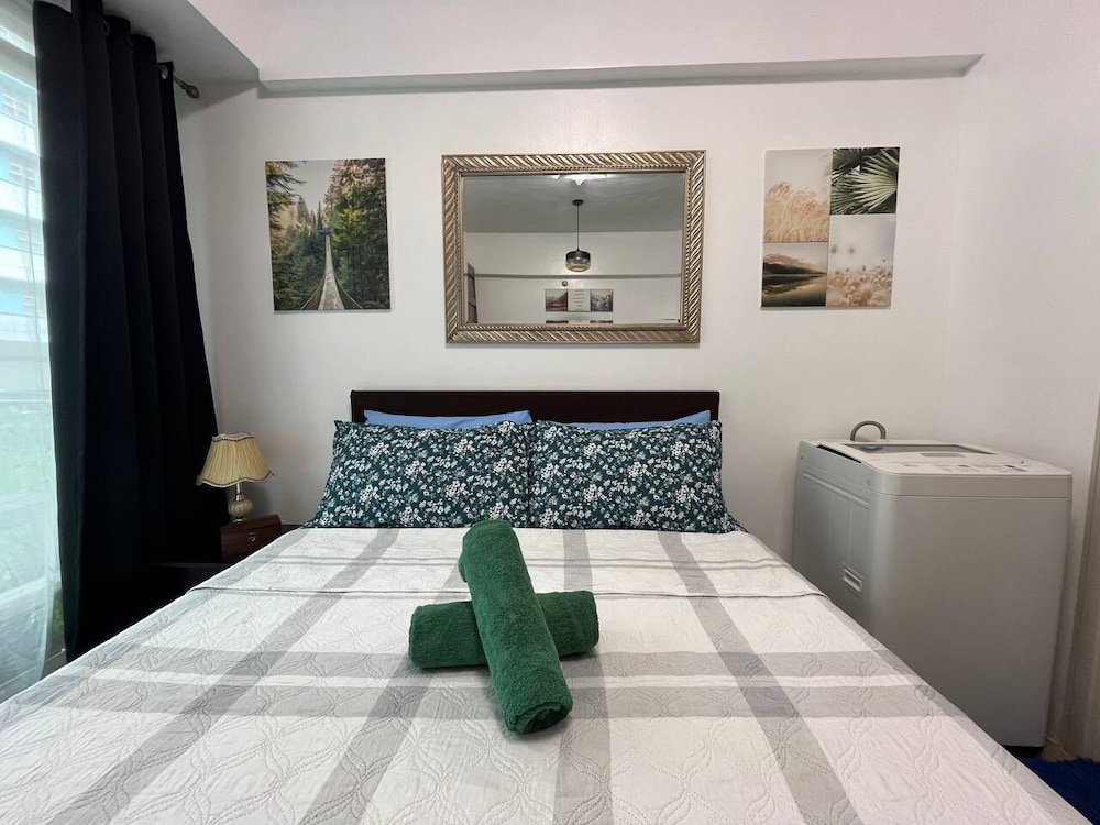 Deluxe Studio, 1 Queen Bed, Balcony, City View photo 3