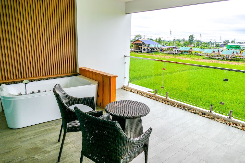 Grand King Jacuzzi Suite - Photo 5