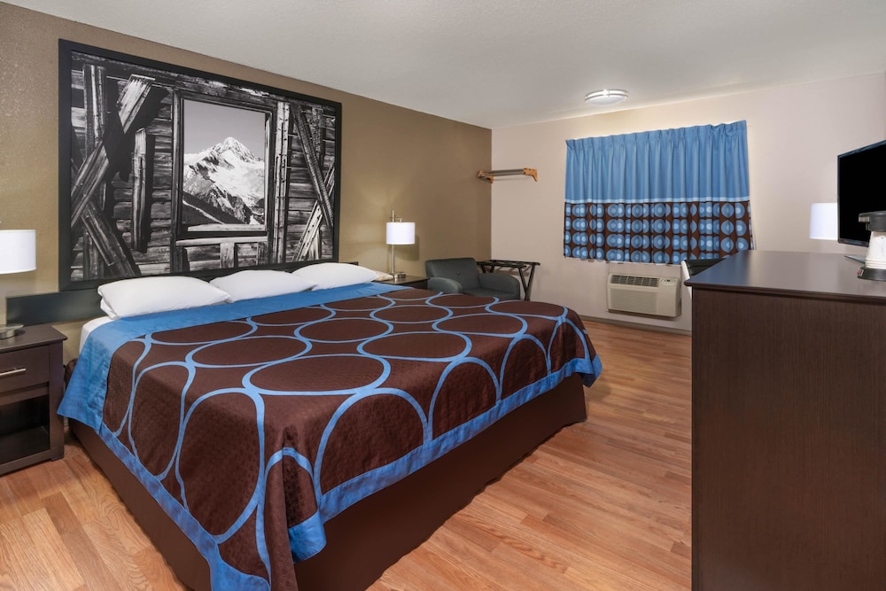 Room, 1 King Bed, Non Smoking (First floor room, no stairs) - Photo 3