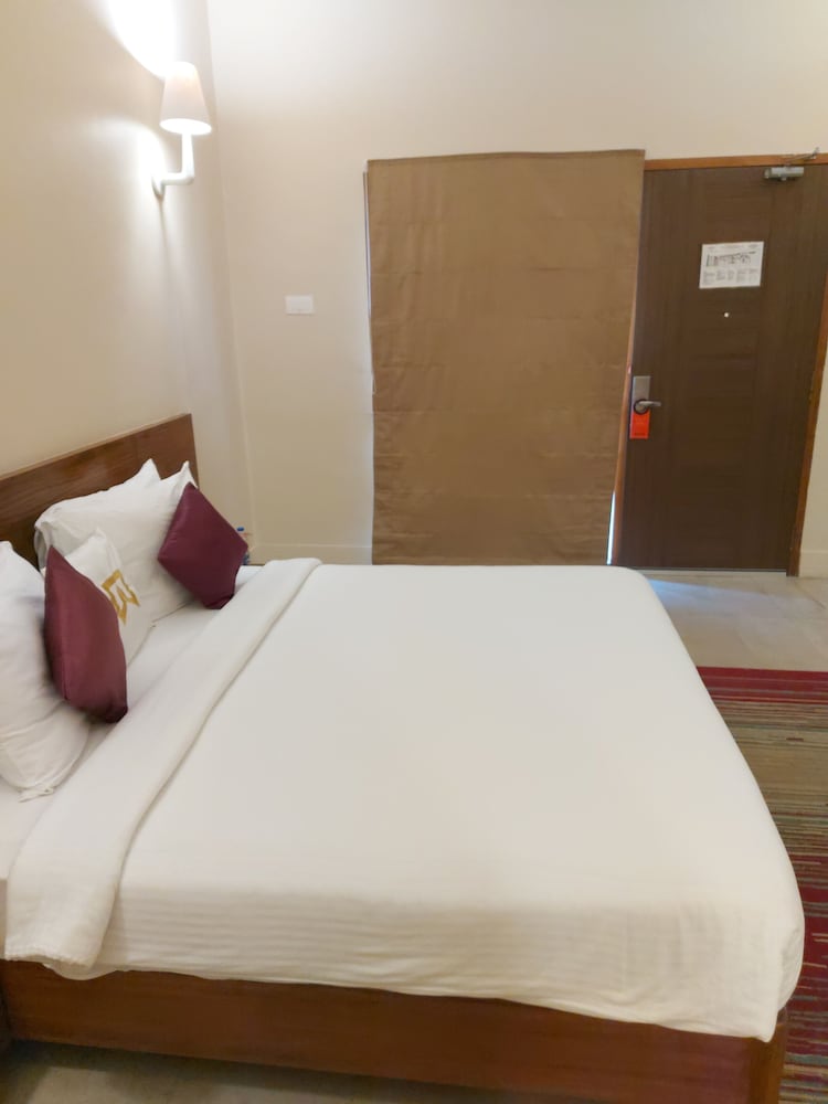 Deluxe Room, 1 Queen Bed (Club Room)