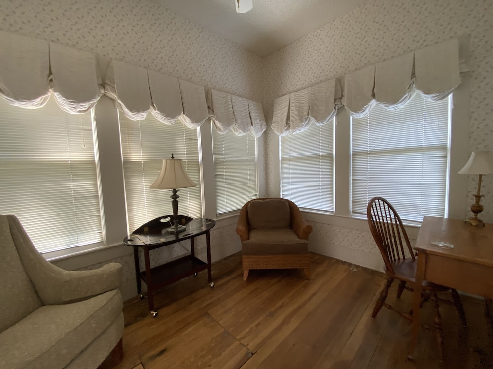 Romantic Suite, 1 Queen Bed, Garden View photo 2