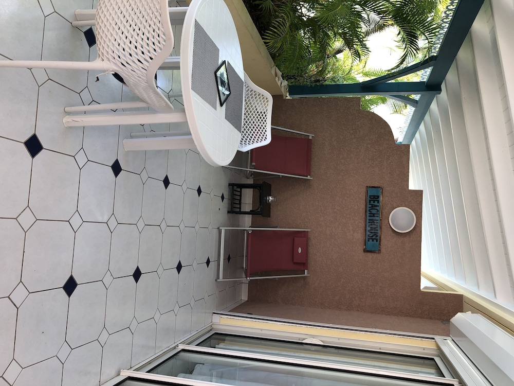 Studio, 1 King Bed, Kitchenette, Pool View photo 2