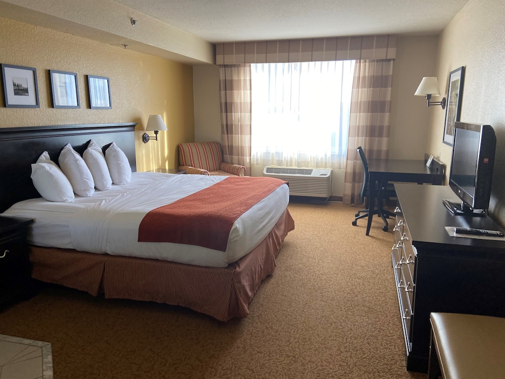 Suite, 1 King Bed, Non Smoking, Jetted Tub - Photo 6