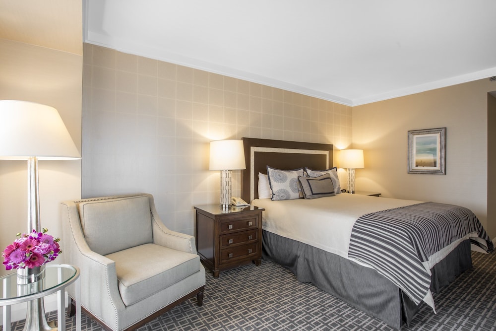 Deluxe Room, 1 King Bed thumbnail 6
