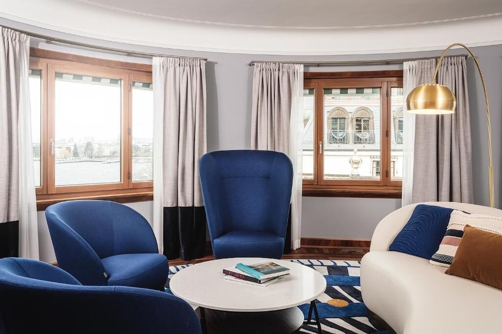 Deluxe Suite, 1 King Bed, Lake View