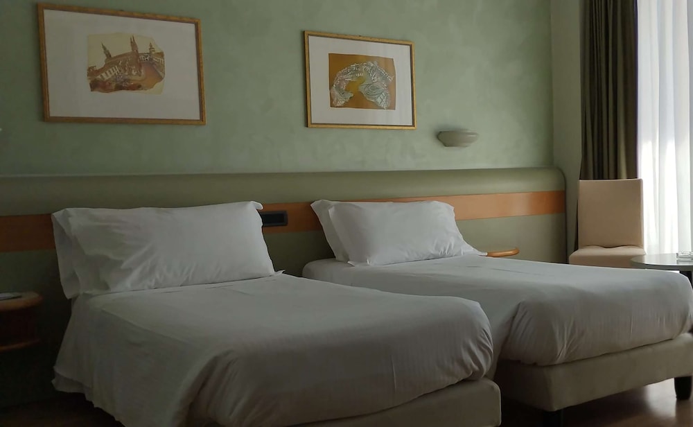 Comfort Room, 2 Queen Beds, Non Smoking, Balcony photo 2