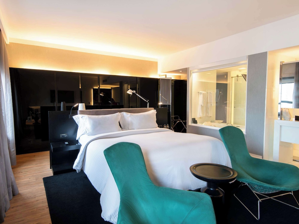 Executive Suite, 1 Queen Bed, City View
