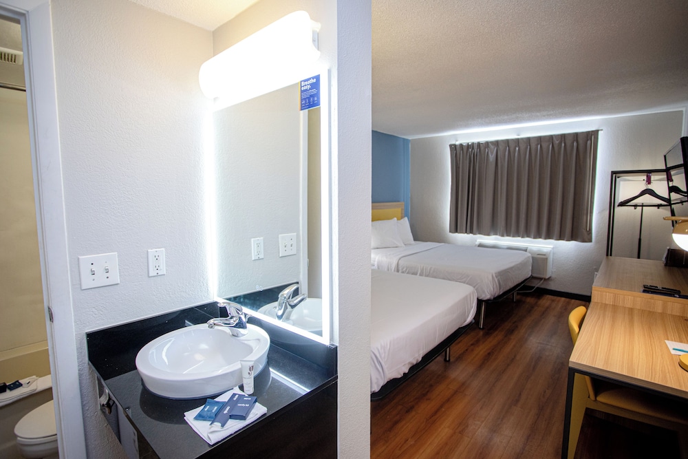Standard Room, 2 Queen Beds, Non Smoking photo 3