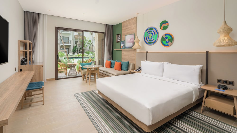Standard Room, 1 King Bed, Balcony - Photo 8