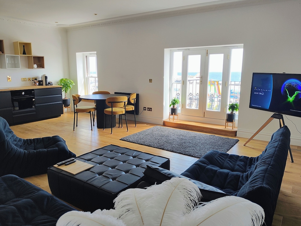 Panoramic Apartment, 1 King Bed, Pets Allowed, Beachfront