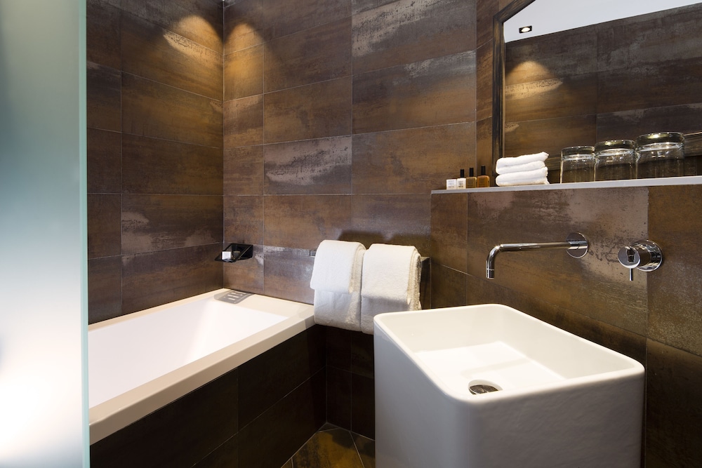 Deluxe Triple Room thumbnail 6