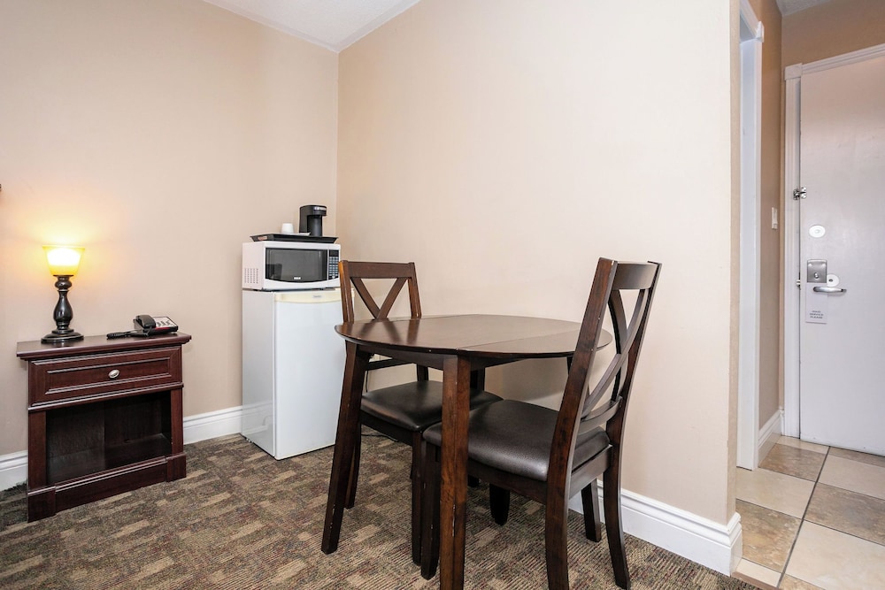 Deluxe Room, 1 Queen Bed, Non Smoking, Balcony, photo 6