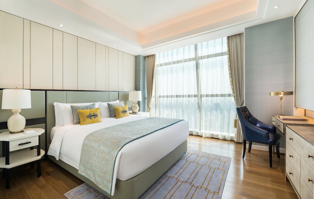 Deluxe Room, 1 King Bed, City View photo 2