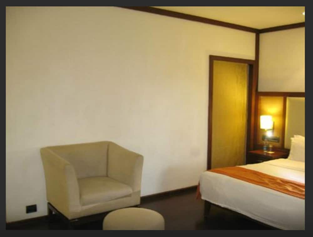 Deluxe King Room With Bath tub - Photo 3