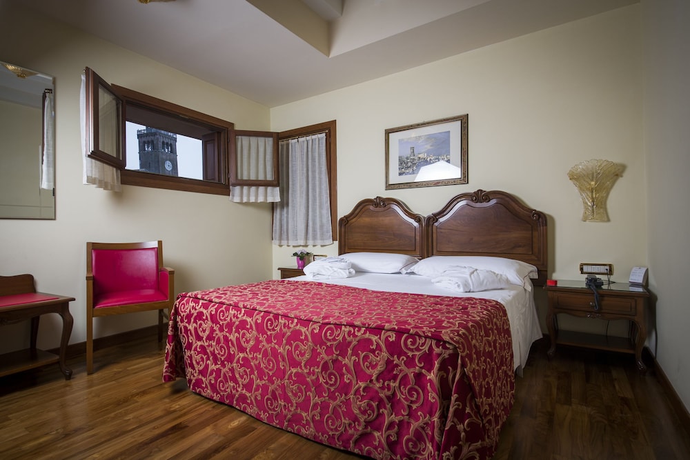 Double Room, 1 Queen Bed (Plus) photo 3