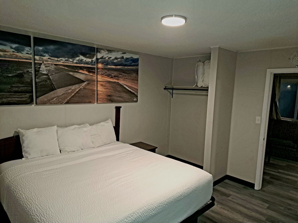 Suite, 1 Bedroom, Non Smoking (1 King Bed, Edison Suite) - Photo 1