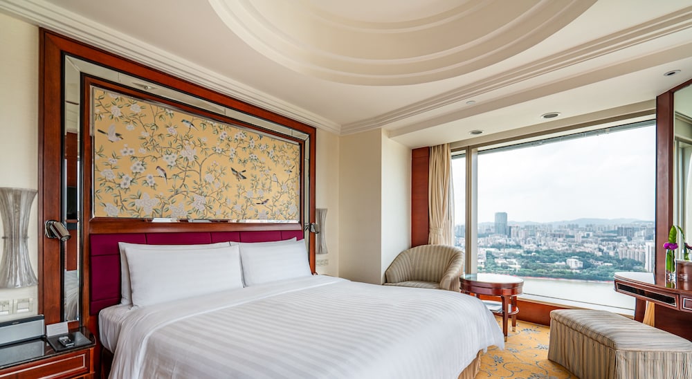 Executive Suite, 1 King Bed - Photo 2