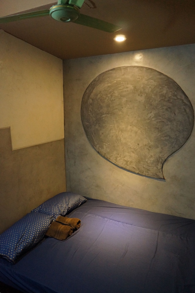 Economy Room with Air Con and Balcony photo 2