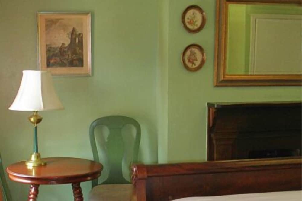 Lahore Room photo 2