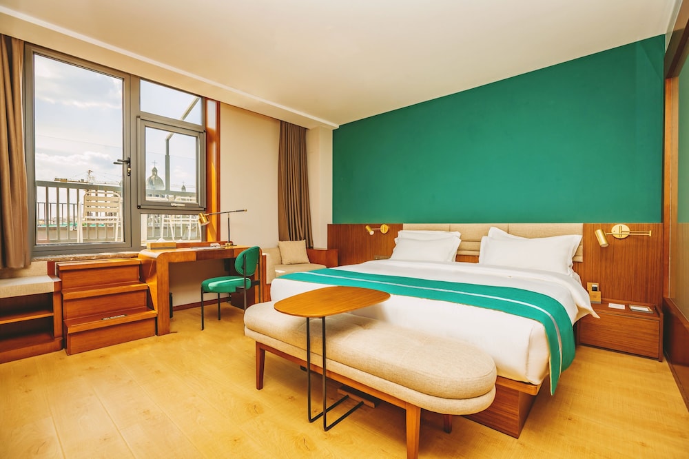 Premier Room, Courtyard View