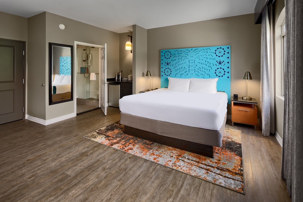 Suite, 1 King Bed, Balcony - Photo 3