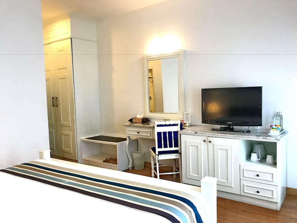 Deluxe 1 King, Pool View