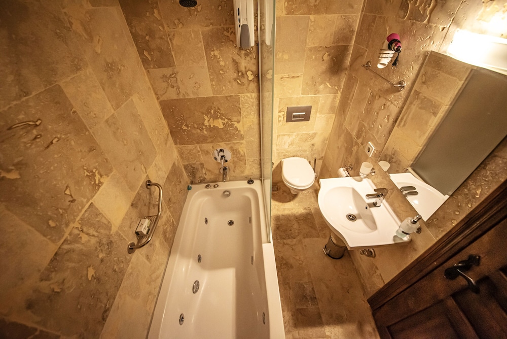 Signature Suite, Jetted Tub, Pool View photo 2