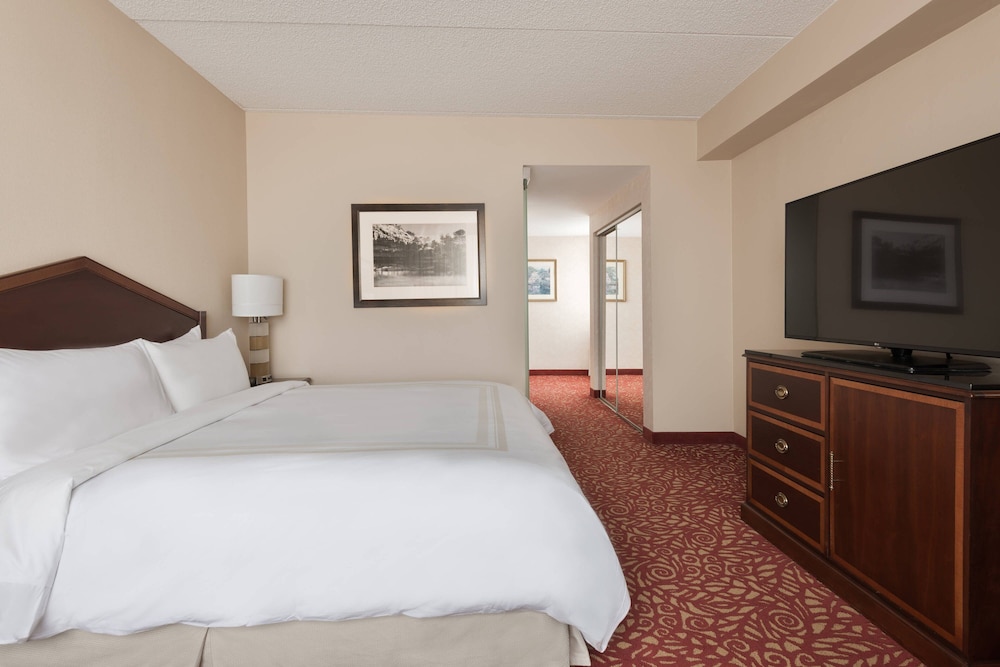 Room, 1 King Bed, Corner - Photo 1