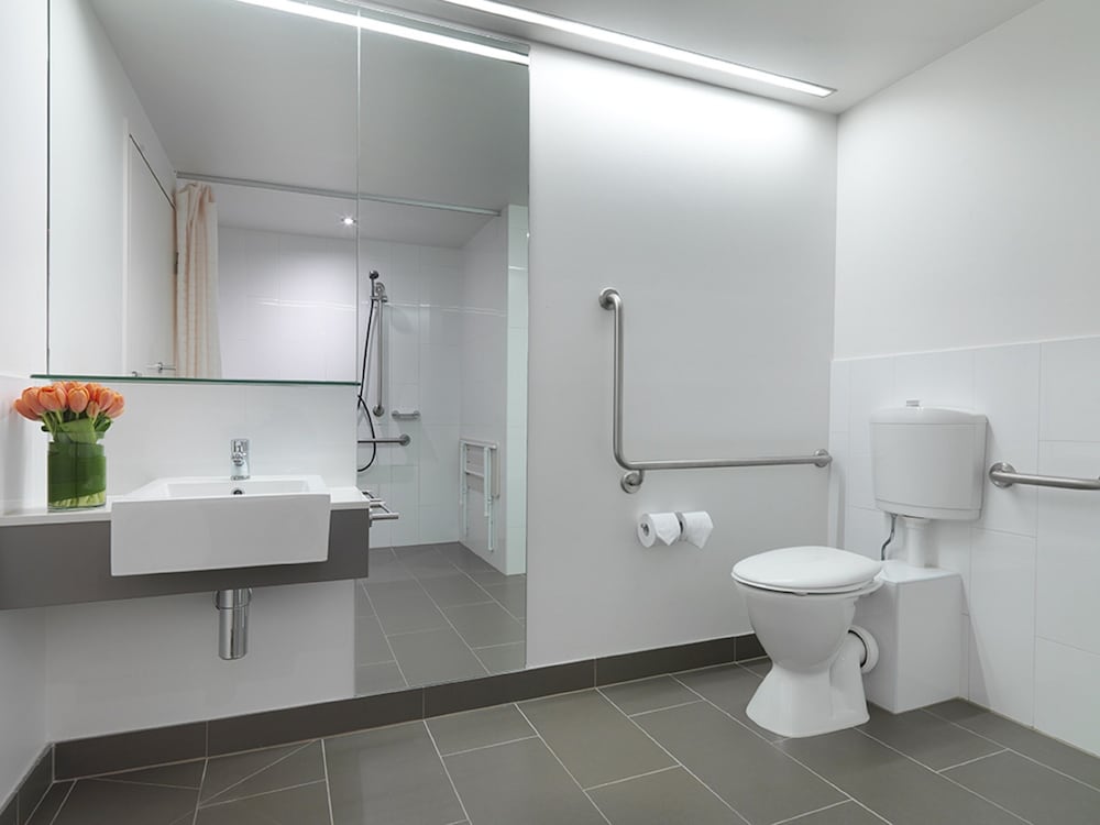 Accessible Room - King or Twin - Photo 7