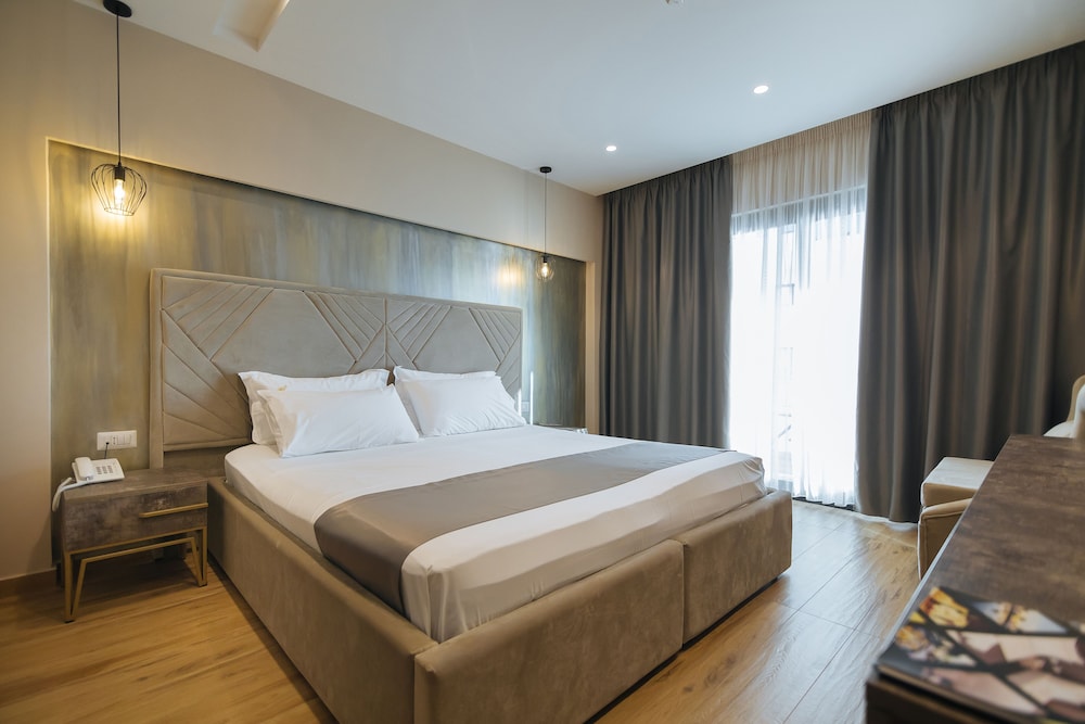 Comfort Double Room, 1 King Bed with Sofa bed, Non Smoking, Partial Sea View photo 1