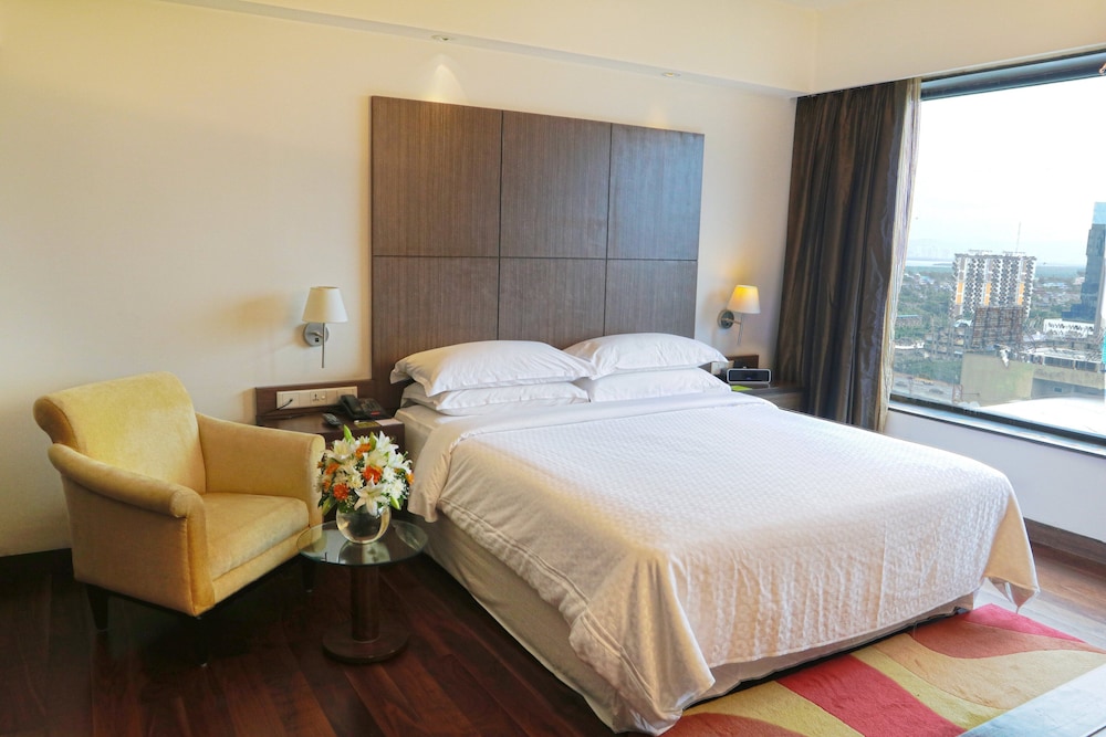 Deluxe Room, 1 King Bed (City View) - Photo 2