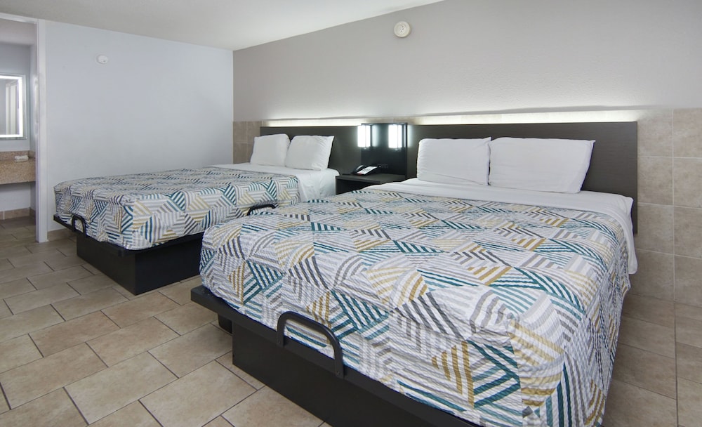 Standard Room, 2 Queen Beds, Non Smoking, Refrigerator & Microwave photo 2