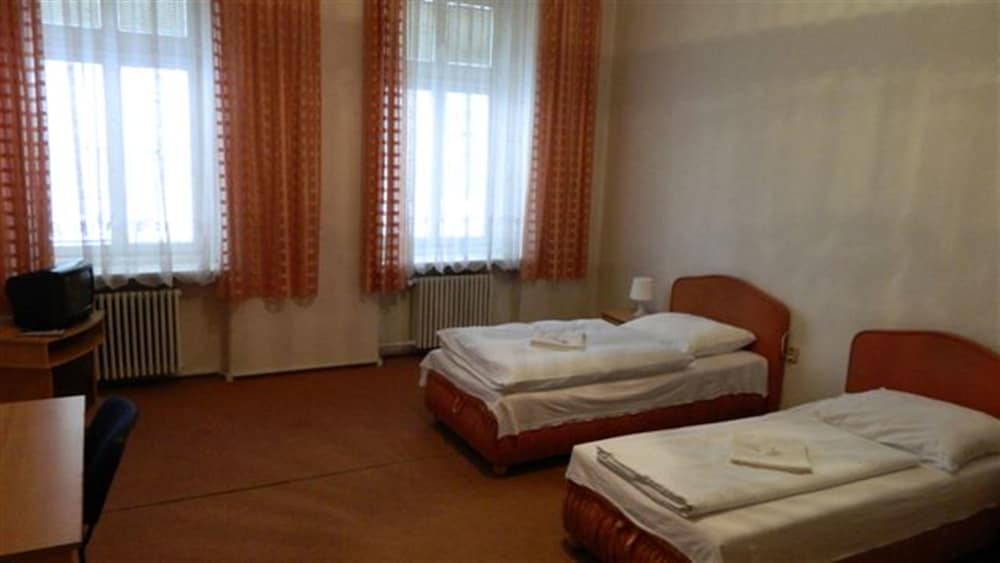 Basic Double Room, Shared Bathroom photo 2