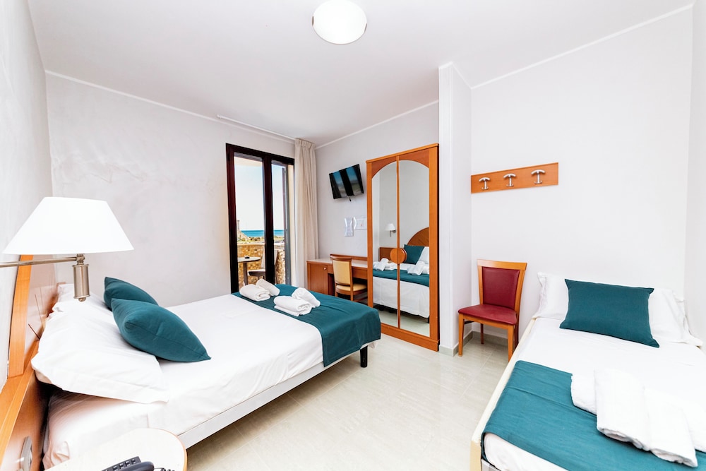 Standard Triple Room, Balcony, Sea View photo 1