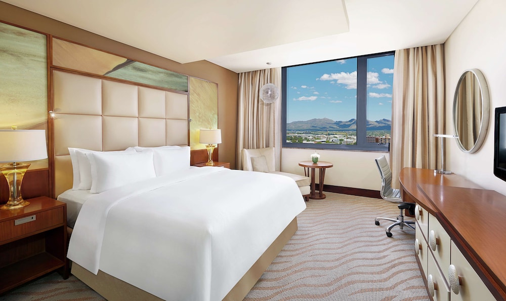 Executive Room, 1 King Bed, Club Lounge Access - Photo 1