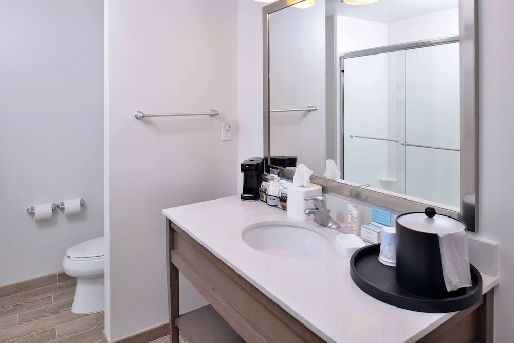 Studio, 1 King Bed, Accessible, Bathtub photo 3