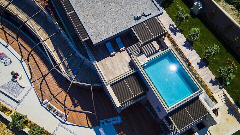 Luxury Maisonette with Private Pool & Sea View - Photo 1